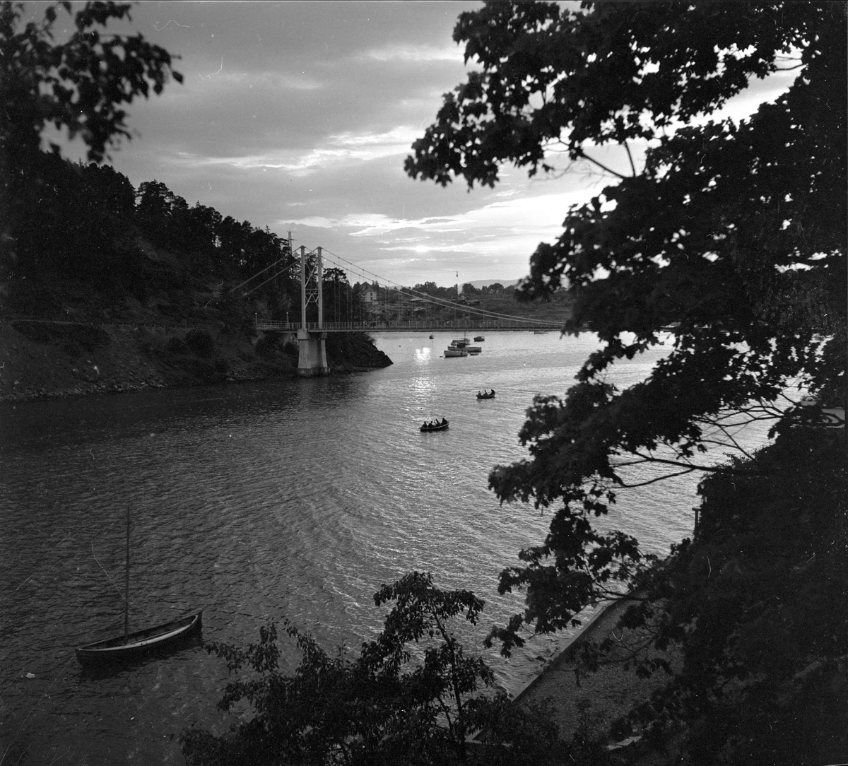 Båter i sund under bru. 29.07.1959.