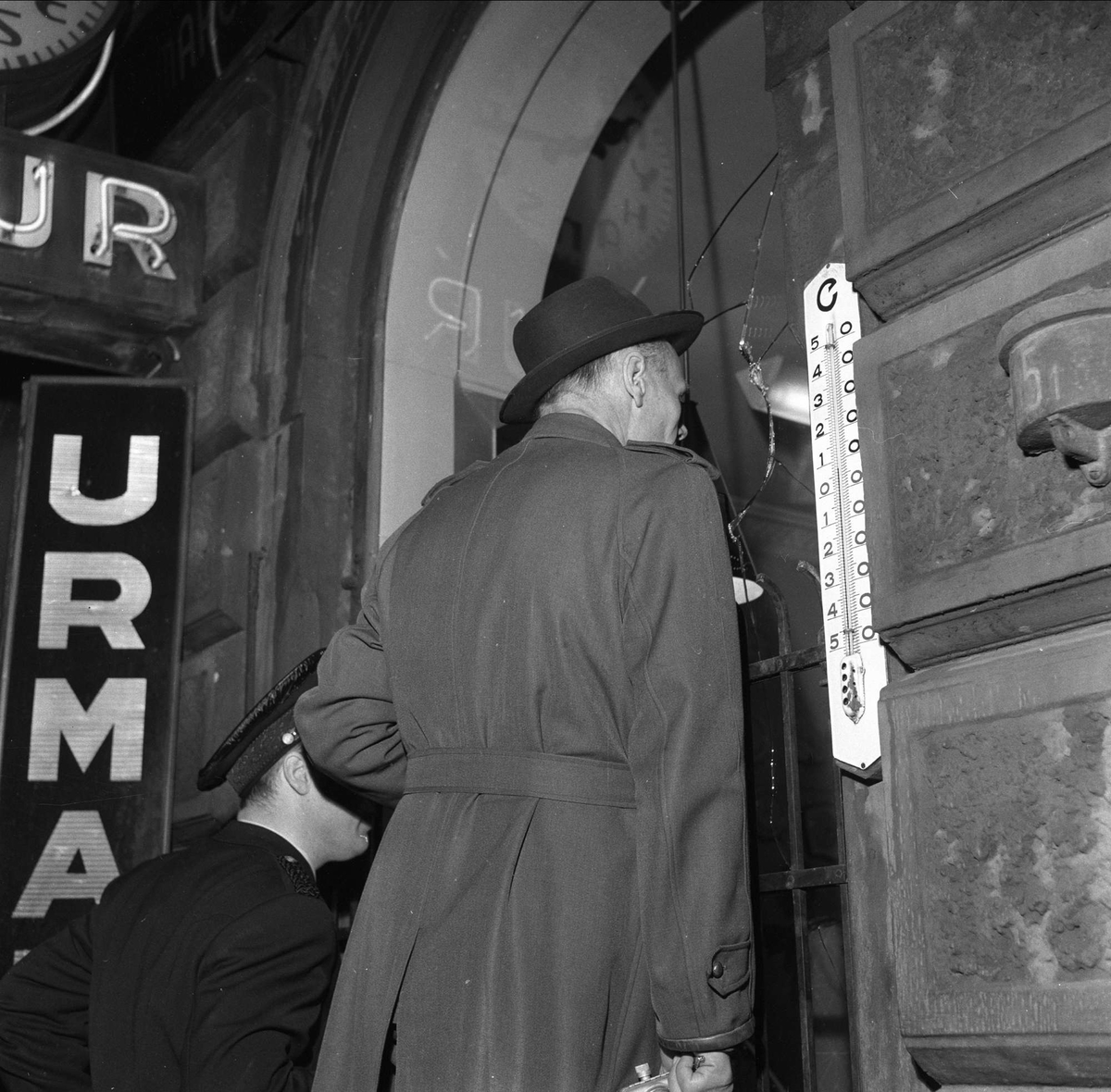 Urmakerforretning etter innbrudd. Økern, Oslo 31.12.1959