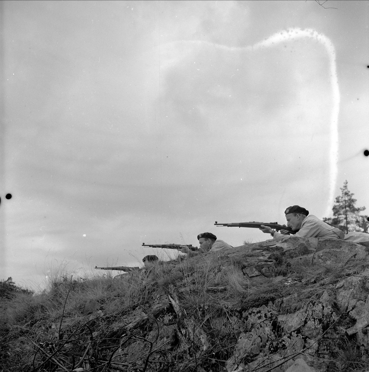 Politistudenter med våpen. Oslo før 1954. Politiskolens trening i Gaustadskogen. Våpenet som politistudentene har skal være eks-tyske militærgevær som benevnes Mauser G33-40 i kaliber 7,92 mm. I Norge omtalt som "Politikarabin".