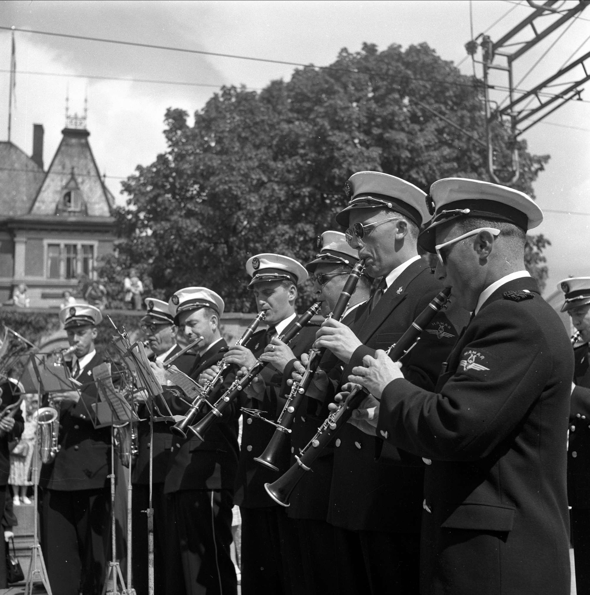 Musikkorps på jernbanestasjon. Lillestrøm 15.06.1953. NSB. Jernbanen Lillestrøm - Hamar. Første elektriske tog