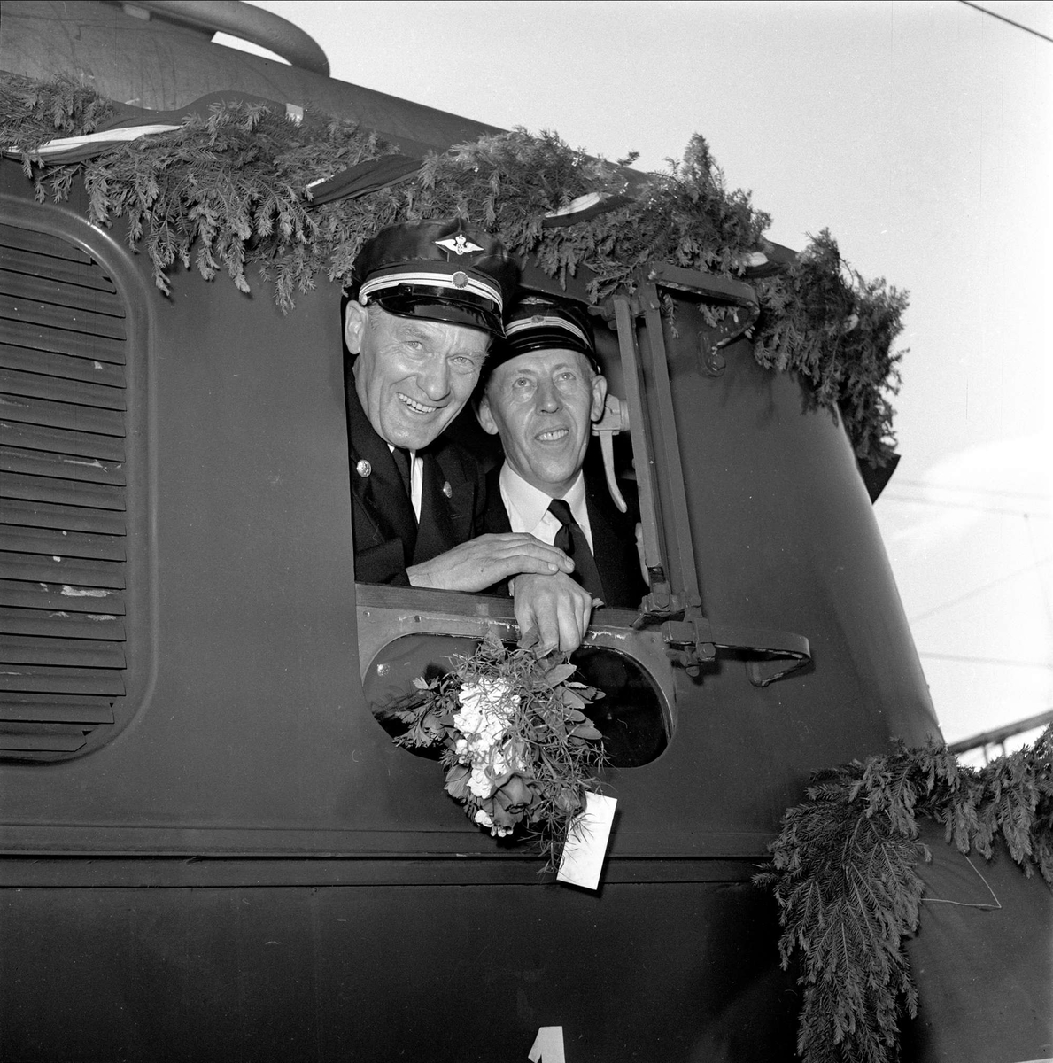 Pyntet lokomotiv jernbanepersonale. Lillestrøm 15.06.1953. NSB. Jernbanen Lillestrøm - Hamar. Første elektriske tog