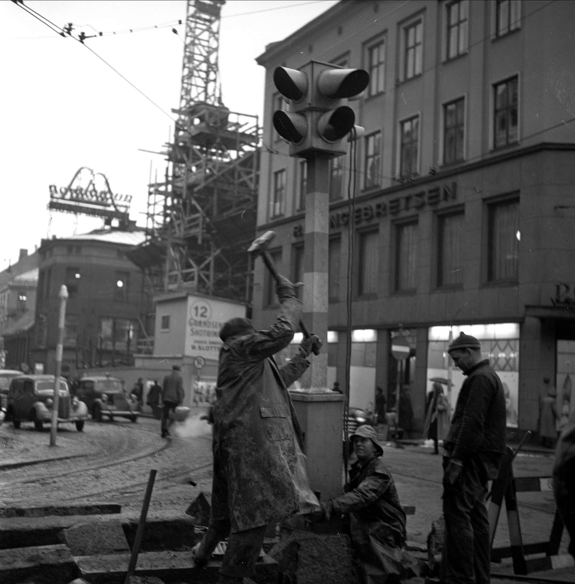 Trafikklyset i Grensen rives. Oslo før 1954.