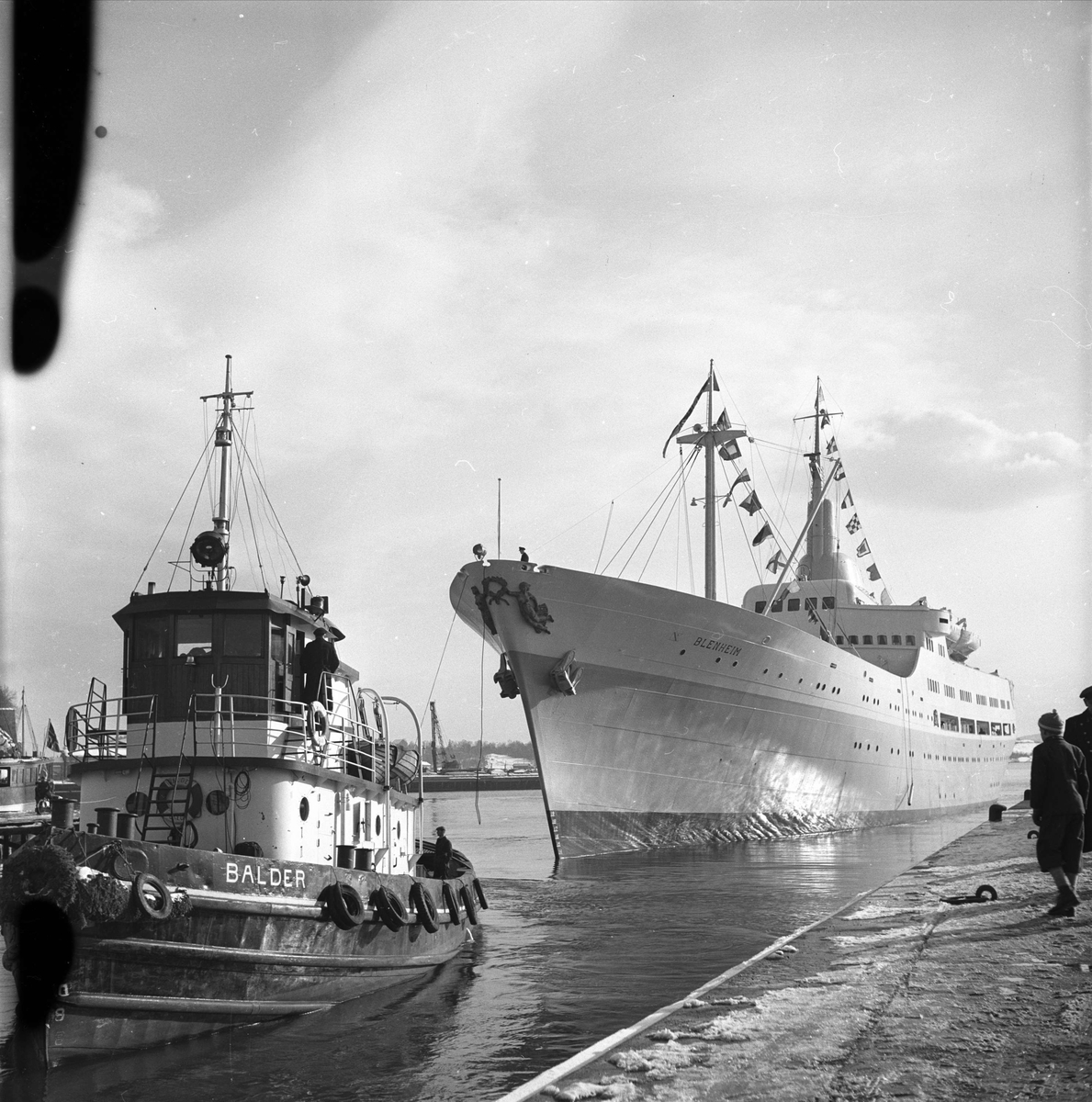 Skip og slepebåt. M/S "Blendheim". Oslo før 1954.