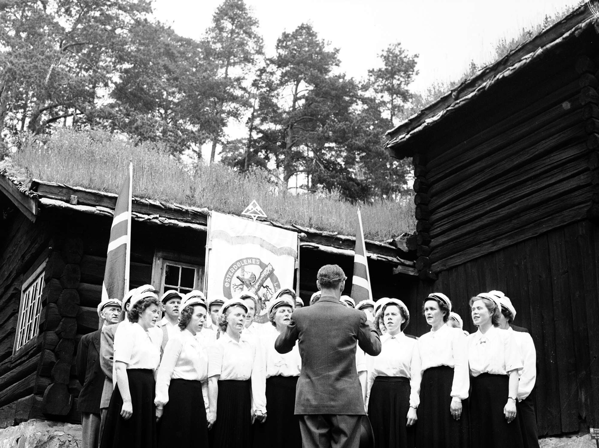 Oslo fylkeslag jubileumsfest på Norsk Folkemuseum, Bygdøy. Oslo  juni 1950. Sangkor.