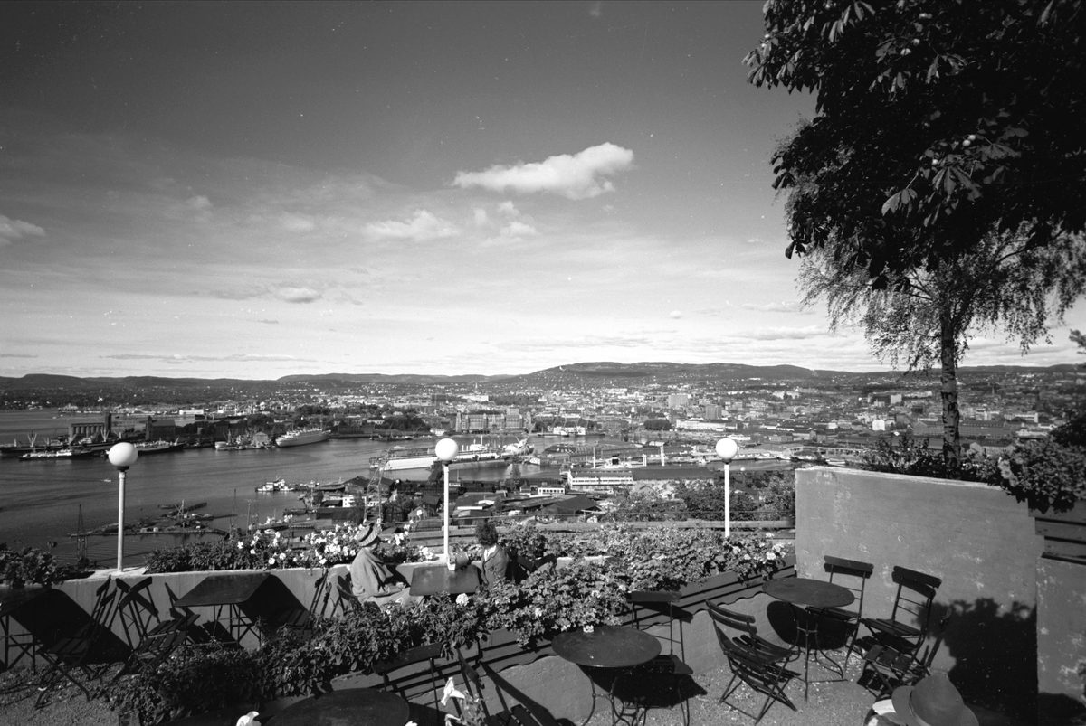 Oslo, sett fra terrassen på Ekebergrestauranten, Ekeberg,  Oslo, 1959.