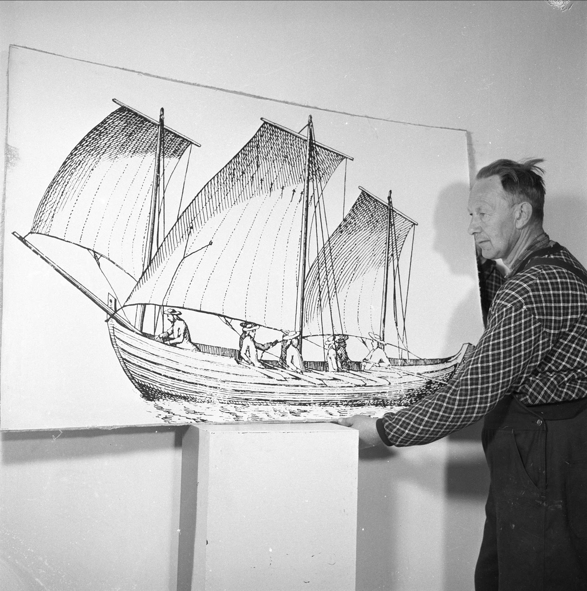 Norsk Sjøfartsmuseum, Bygdøy, Oslo, 30.04.1960, mann med tegning av seilskute.
