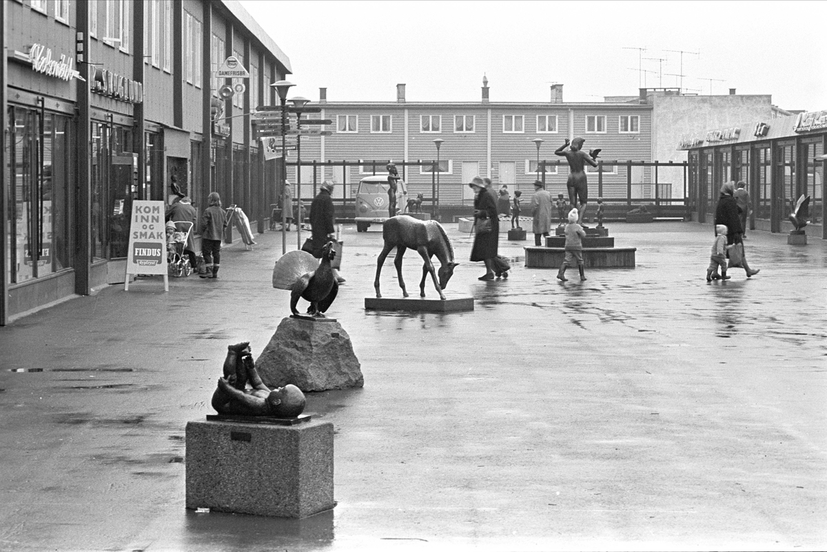 Veitvet, Oslo, november 1963, skulpturer.