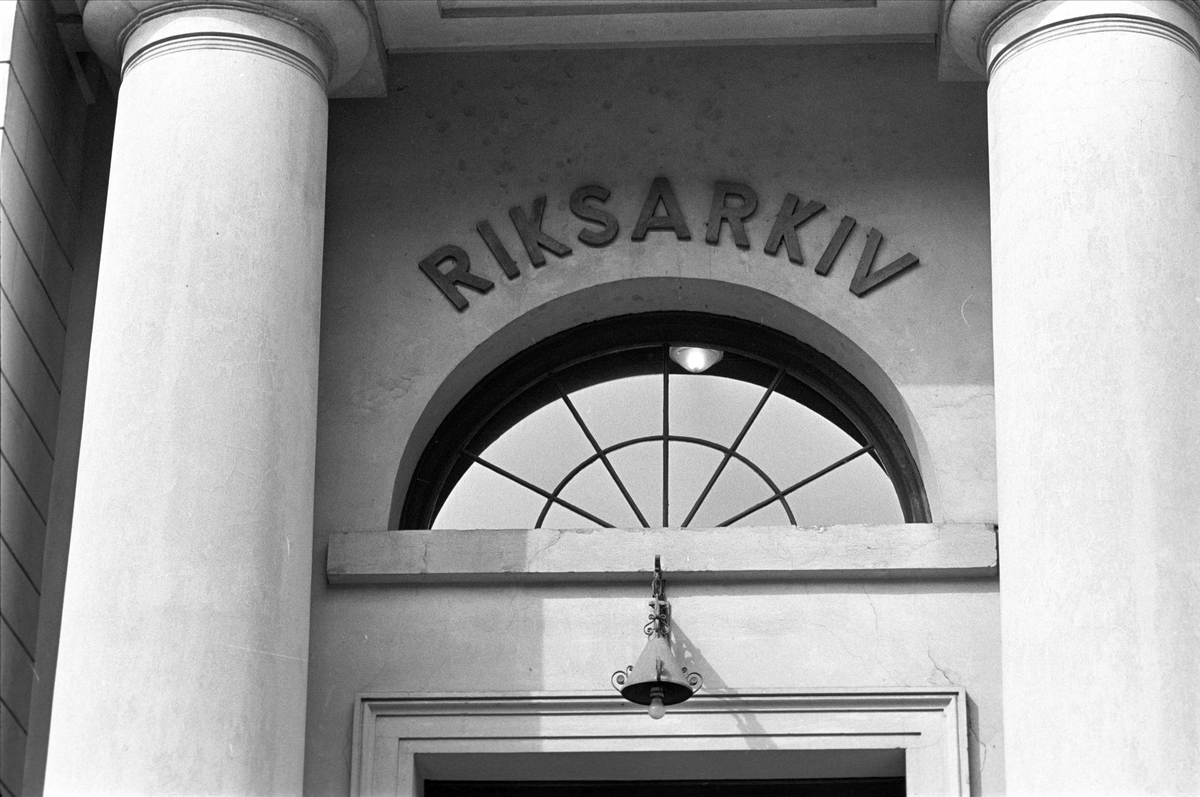 Riksarkivet, Oslo, Folke Bernadottes vei 21, august 1966, navn over inngangen, antatt gamle riksarkivet.