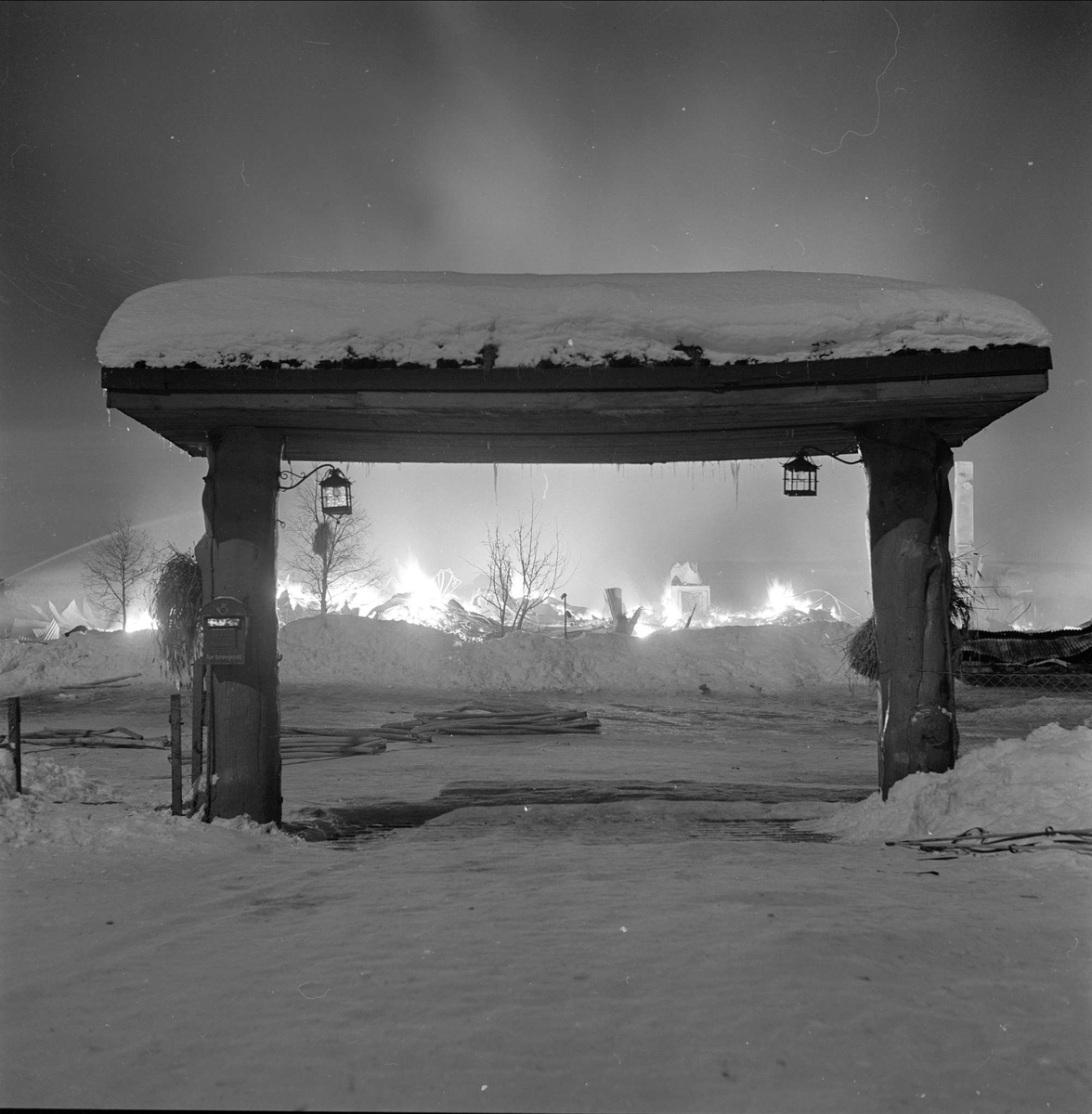 Sanderstølen høyfjellshotell, Sør-Aurdal, portalen inn til hotellområdet står igjen , januar 1963.