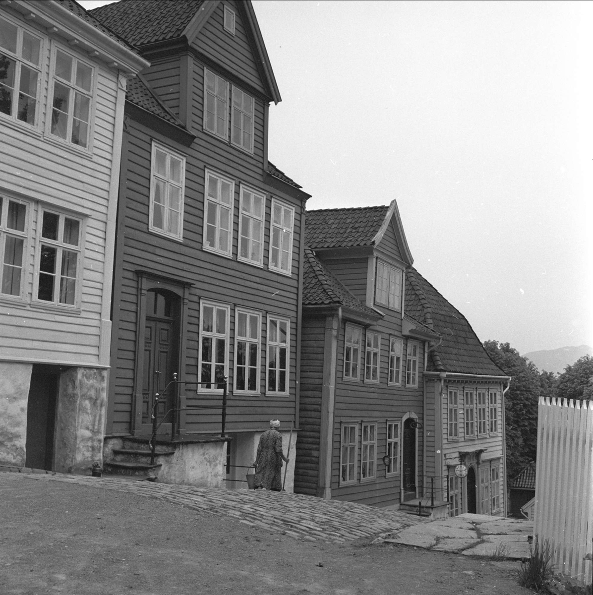 Det gamle Bergen, gate med gamle hus, juli 1957. Idag ant. Gamle Bergen Museum, Nyhavnsveien 4.