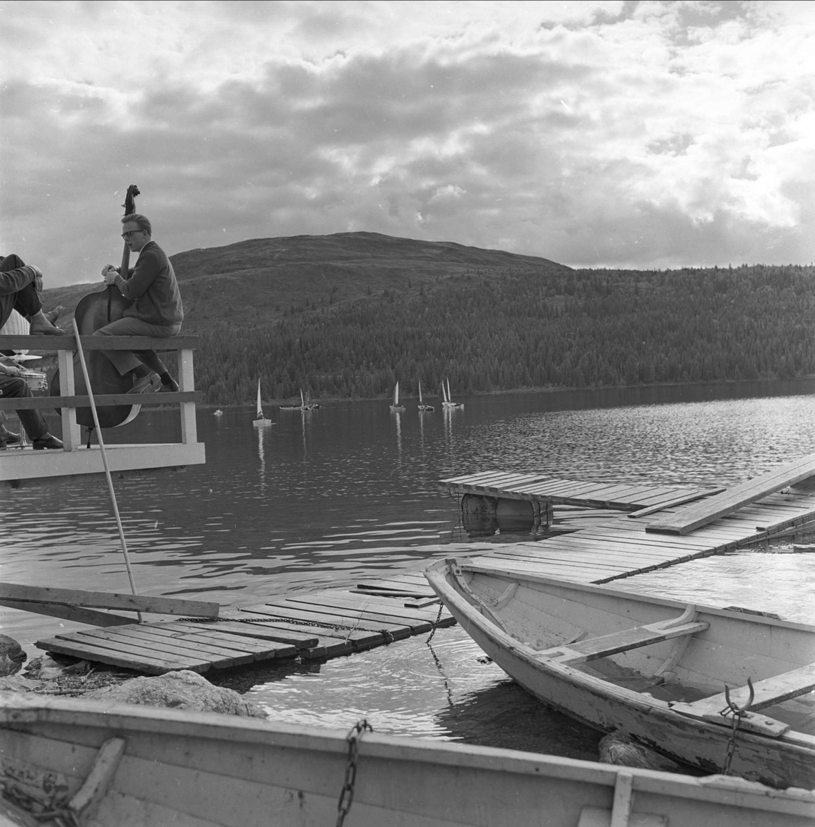 Golå Høyfjellshotell, båter på vannet, turister i fjellet, Sør-Fron 23.08.1961