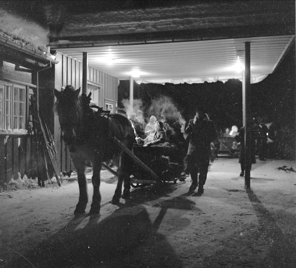 Golå Høyfjellshotell, hest og slede foran inngangen, Sør-Fron 23.08.1961