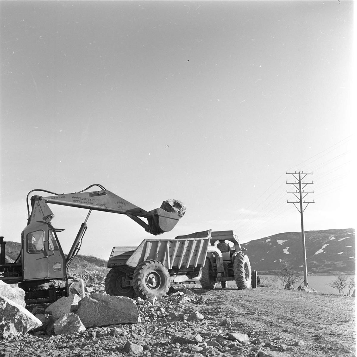 Haukeliveien, oversikt over anleggsområdet, anleggsmaskiner,  Vinje T, Haukeli, oktober 1962.