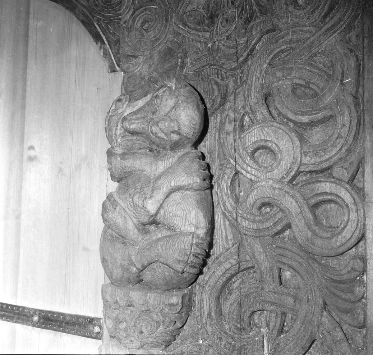 Heddal stavkirke, innvendig utsmykning,  Notodden, Telemark, 02.10.1954.