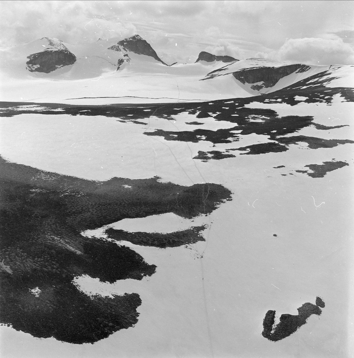 Juvbreen, Lom,  leting etter lille Inger, oversiktsbilde over fjellheimen og bebyggelse, juli 1957