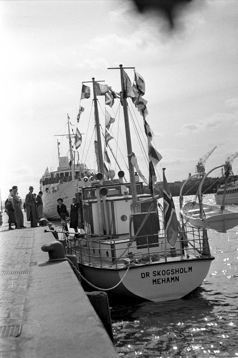 Sykehusbåt til Nord Norge. Før 1954. Båter ved kai.