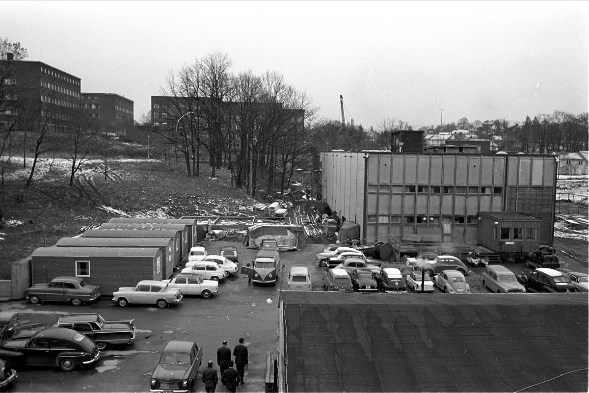 Trangt i tv-huset, Marienlyst, Oslo, november 1962. Bygninger og parkerte biler.