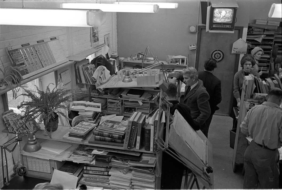 Trangt i tv-huset, Marienlyst, Oslo, november 1962. Mennesker arbeider.