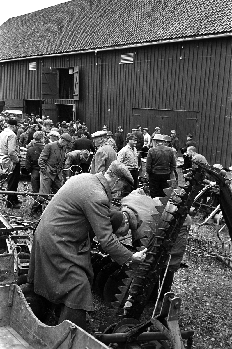 Auksjon på Jessheim, Ullensaker, mai 1963. Publikum og salgsvarer ved låve.