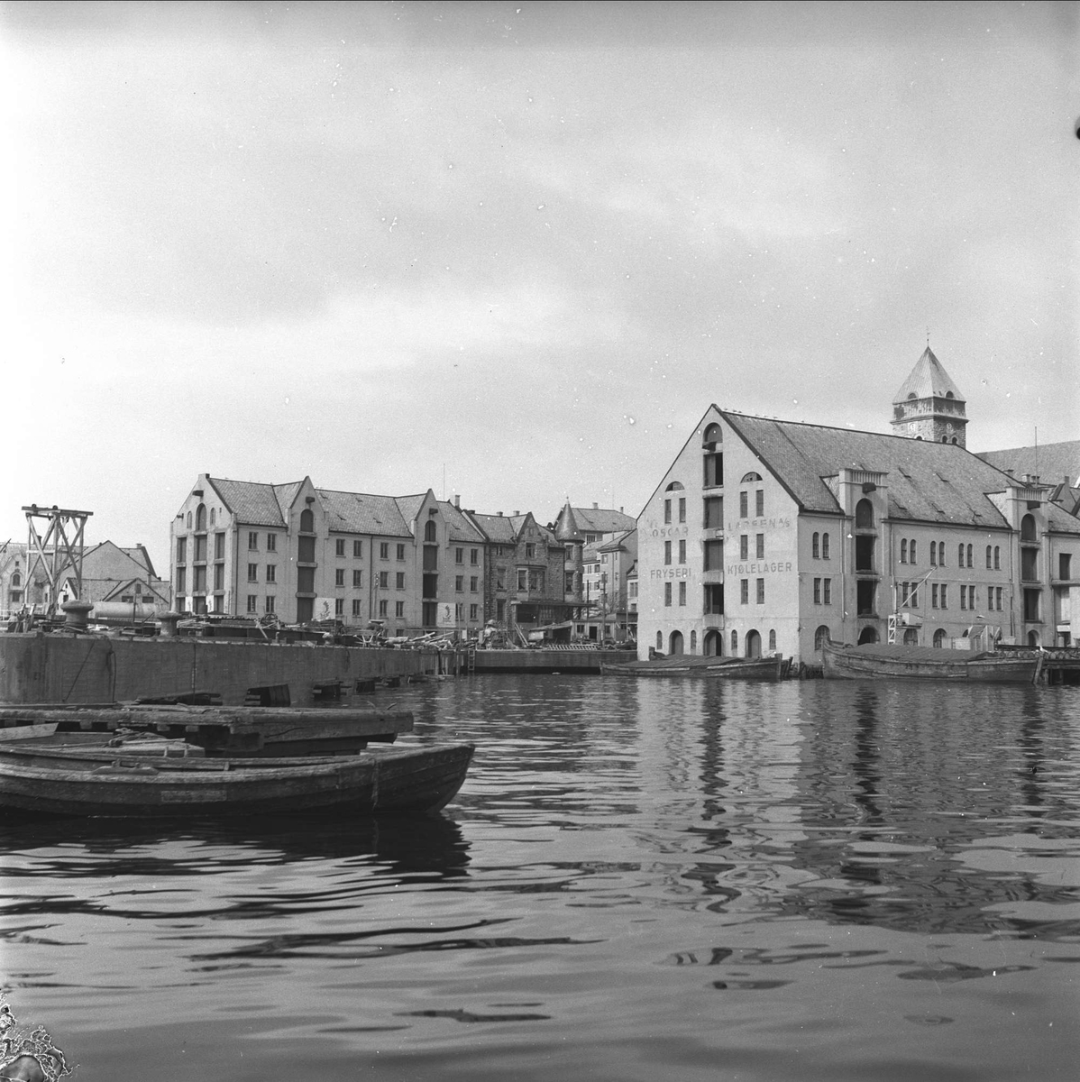 Ålesund, 14.04.1956. Prestebrygga. Robåter og sjøboder.