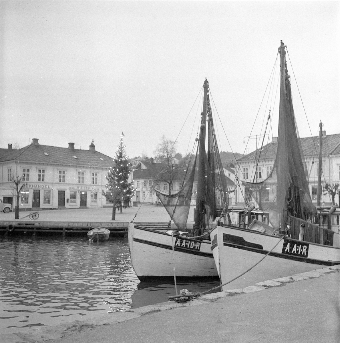 Risør. Fiskebåter i havna.