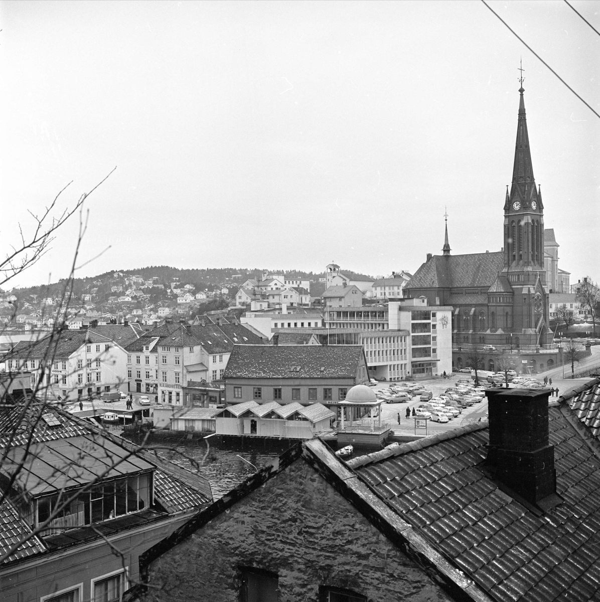 Arendal. Oversiktsbilde fra Kastellveien med Pollen, Tyholmen og Trefoldighetskirken.