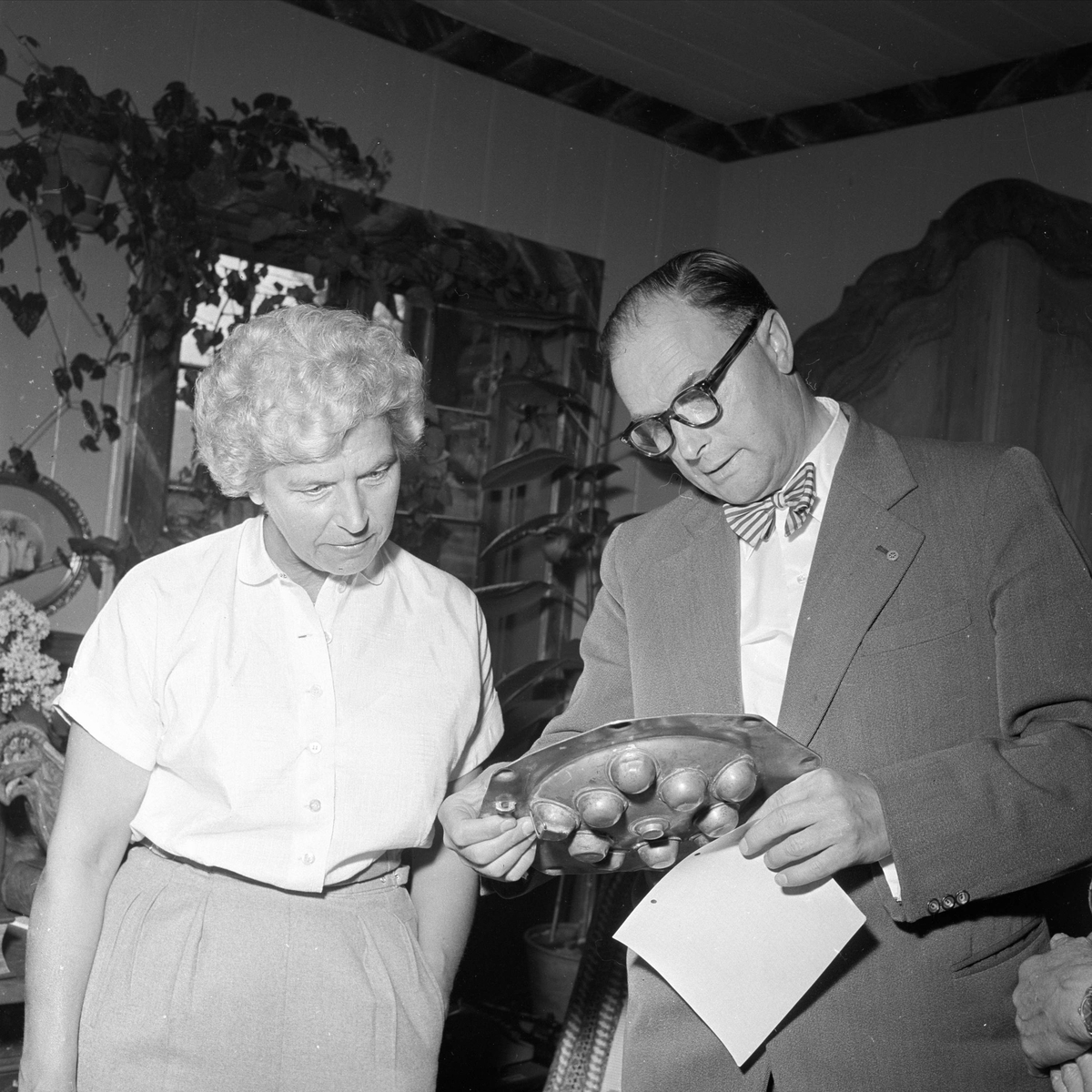 Farmen gård, Hamar. juni 1955. Folkemuseets storgårdsundersøkelser. Eivind S. Engelstad med eggfat.