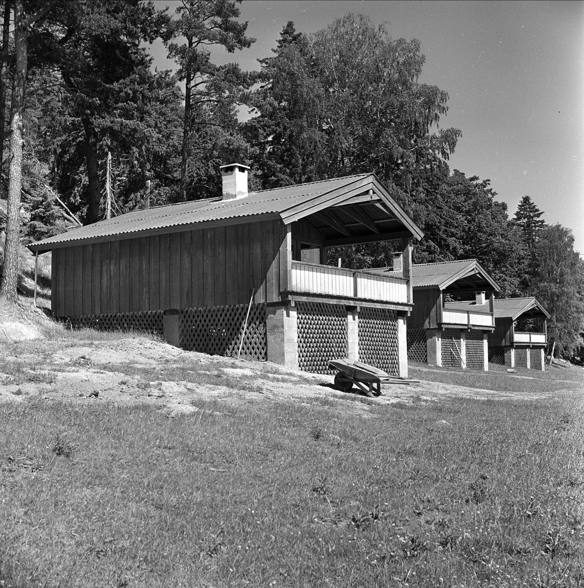 Stemning før regatta på Hankø, Fredrikstad, Østfold, juni 1964. Hytter med veranda.