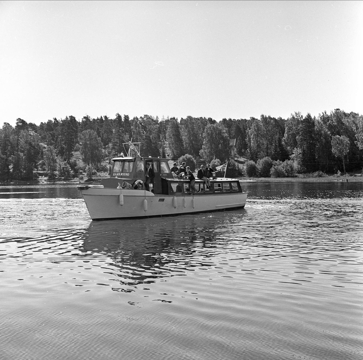 Stemning før regatta på Hankø, Fredrikstad, Østfold, juni 1964. Båt med passasjerer.