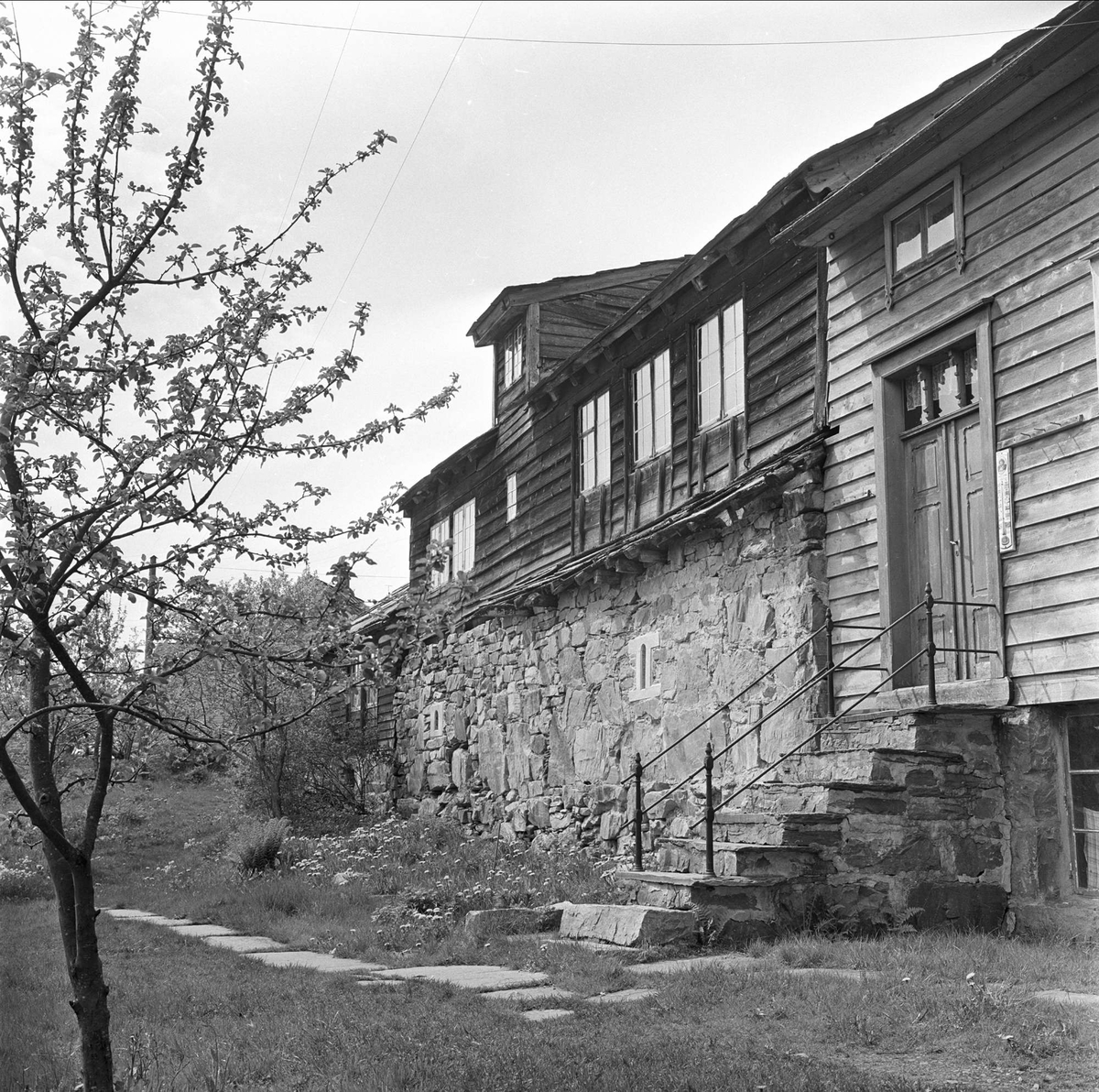 Sørfjorden i Hardanger, Hordaland, mai 1963. Gammel trebygning.