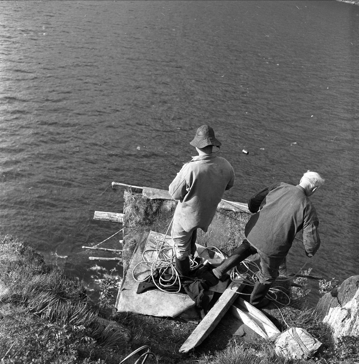 Laksefiske hos Johan Leknes i Hjørundfjorden, Møre og Romsdal, 12.07.1958. Fiske med garn fra land.