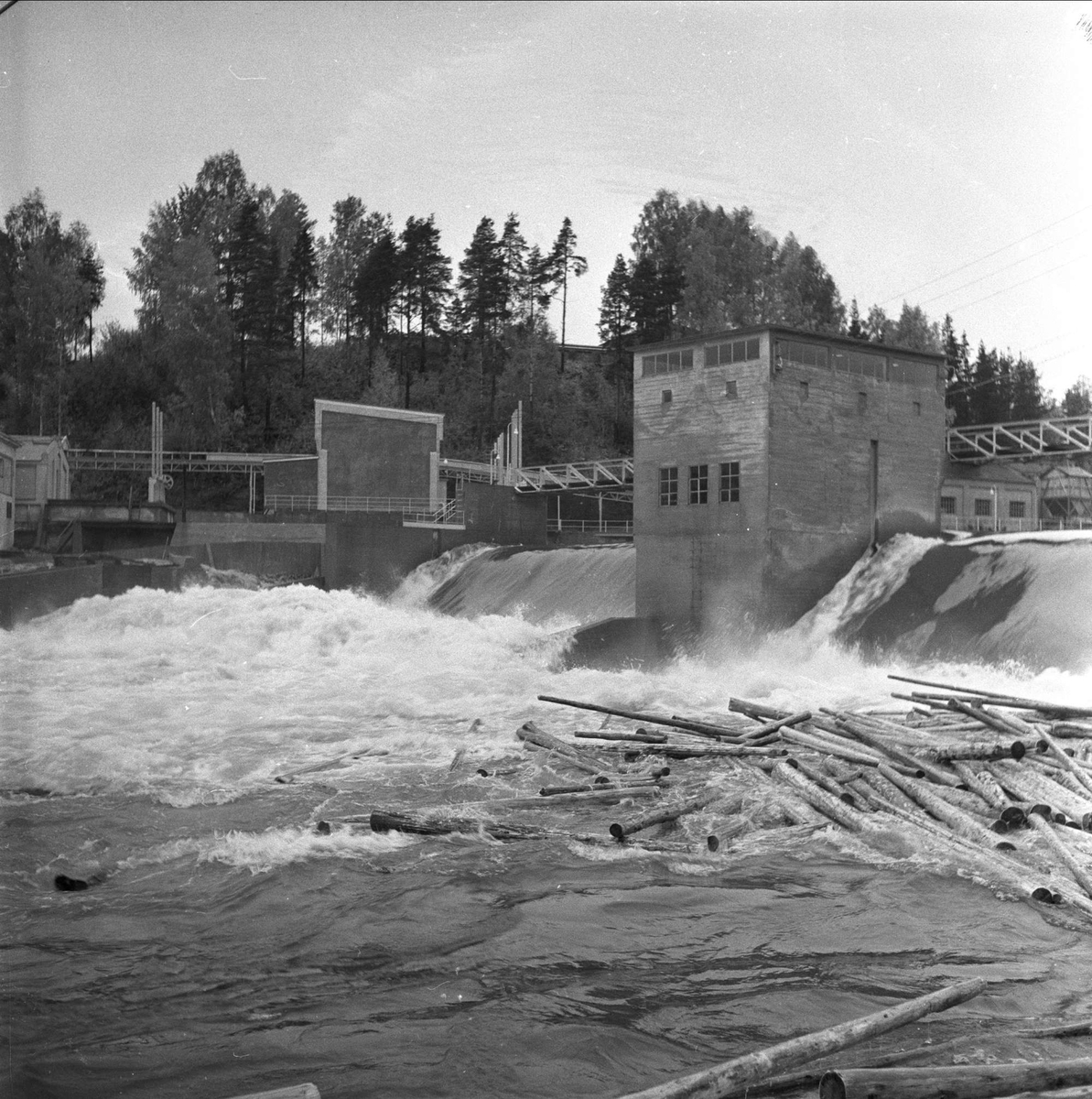 Holmen Brug i Hokksund, Øvre Eiker, Buskerud, 02.10.1958. Trevare/cellulosefabrikk.