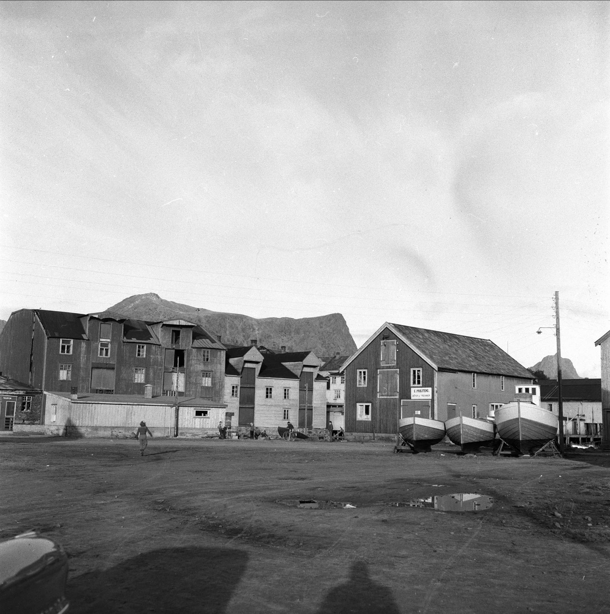 Kabelvåg, Vågan, Lofoten. Ant. 1950-tallet. Havnen, med båter på land.