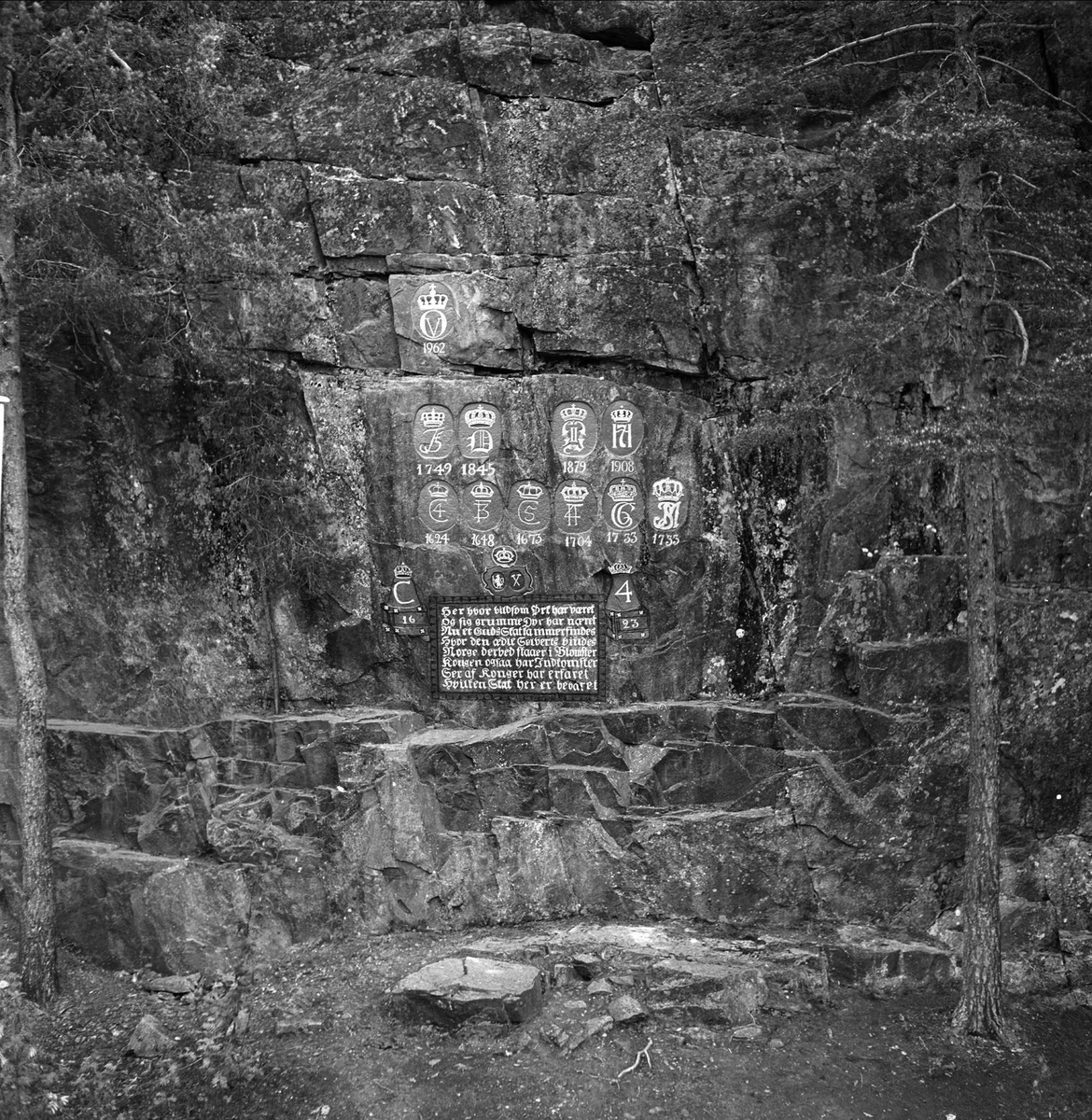 Kongsberg, Buskerud, 05.12.1960. Kongemerkene i fjellet.