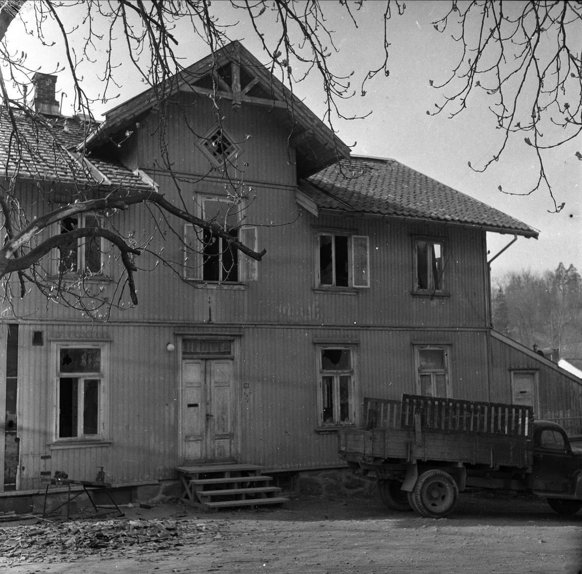 Løvenskiold-Vækerø-fabrikkene i Lommedalen, Bærum, februar 1956. Trebygning, lastebil utenfor.