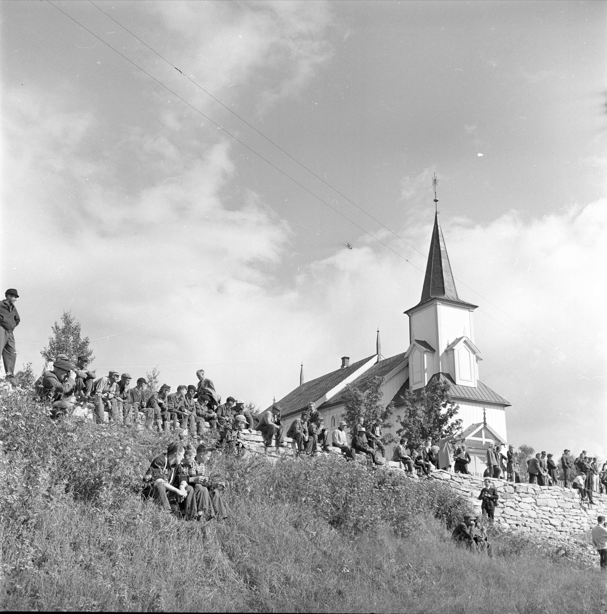 Alvdal, "Freske fraspark", diverse underholdningsbidrag,  Alvdal kirke, folk på kirkebakken, folkefest, Alvdal, august 1963.