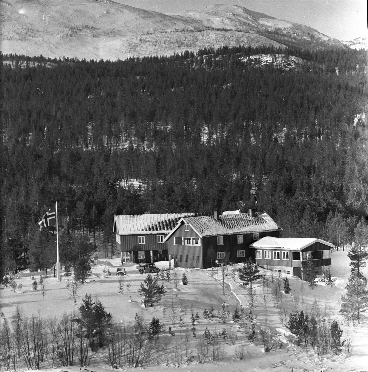 Gårdstun,  Espedalen Turistheim, Gausdal, Oppland, 24.02.1959.