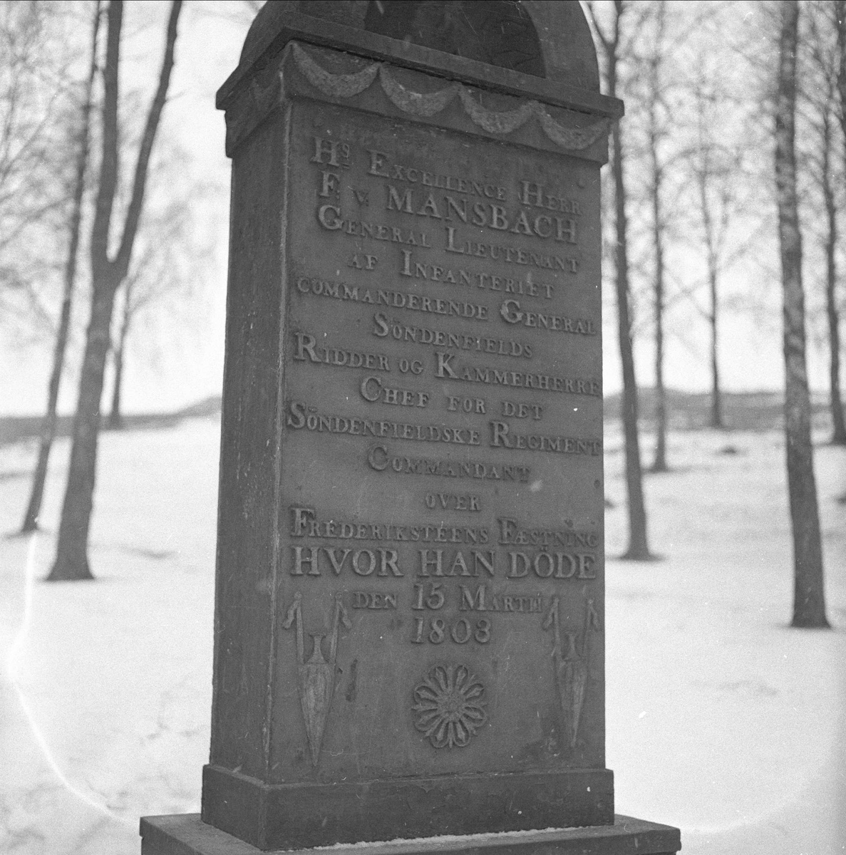 Fredriksten Festning, bauta over herr Mansbech, kommandør over Fredrikshald Festning hvor han døde i 1803,  Halden, 17.03.1956.