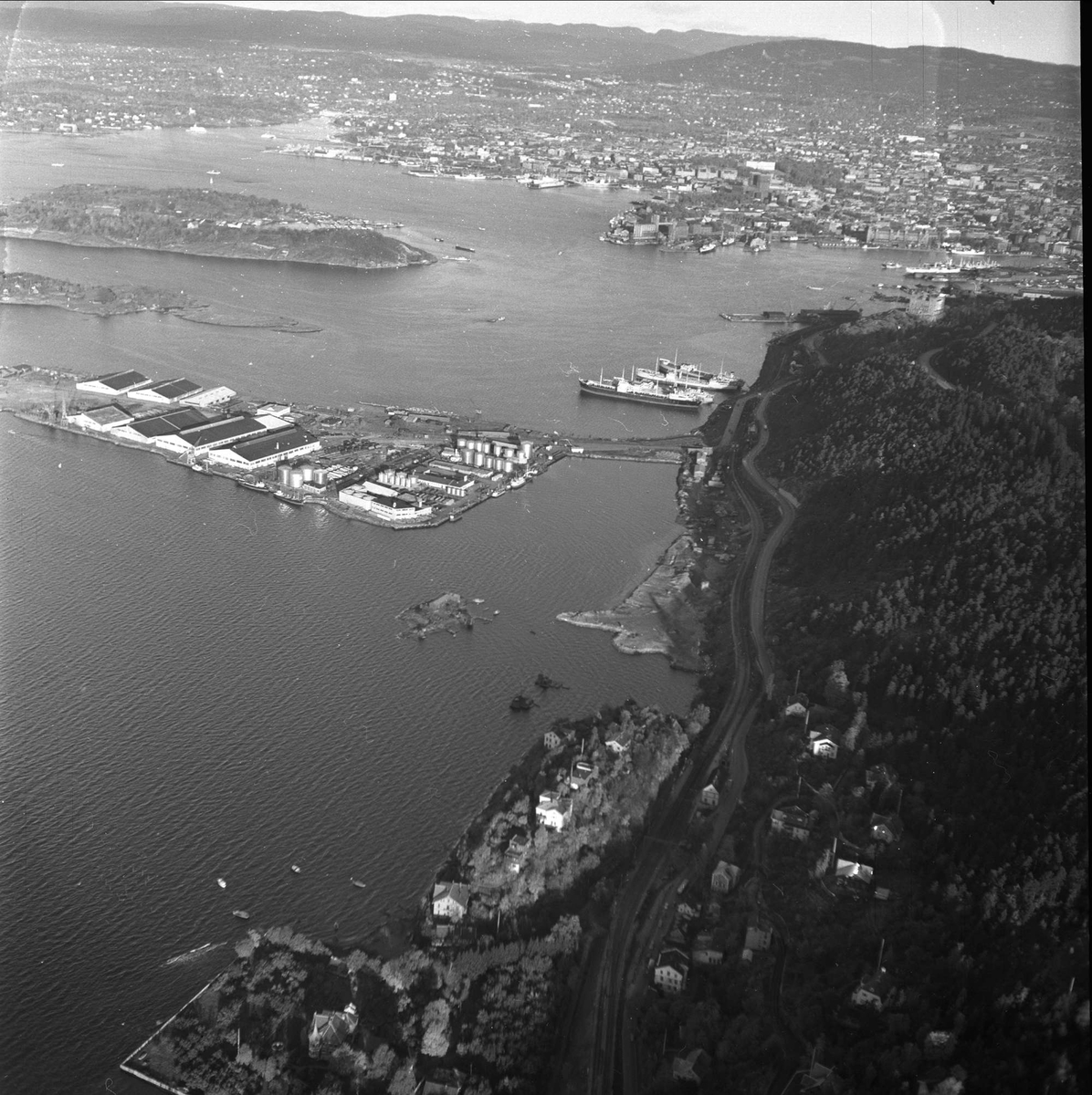 Oslo, oktober 1954. Oslo sett fra lufta.