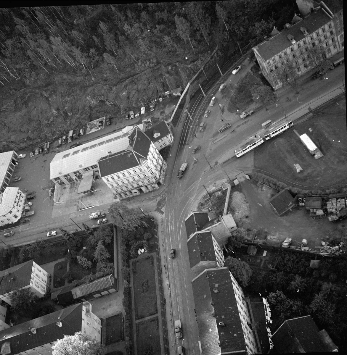 Oslo, oktober 1954. Oslo sett fra lufta. Ant. Gamlebyen med veien opp mot Ekeberg. Trikk.