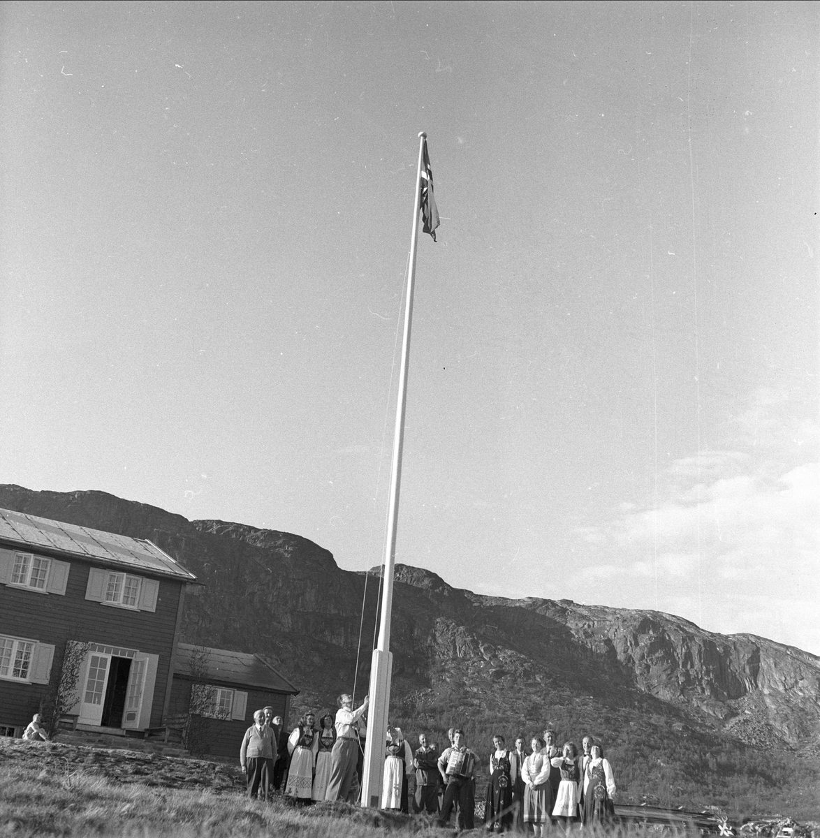 Instestølen, Eidfjord, Hordaland. Flaggheising.