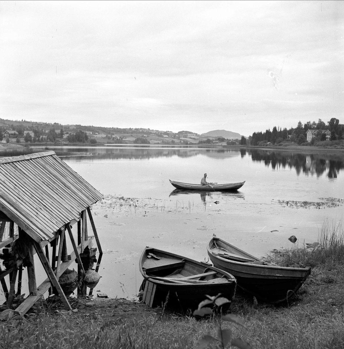 Jaren, Gran, Oppland, 02.09.1954. Senking av Jarenvatnet. Landskap med vann og båter.