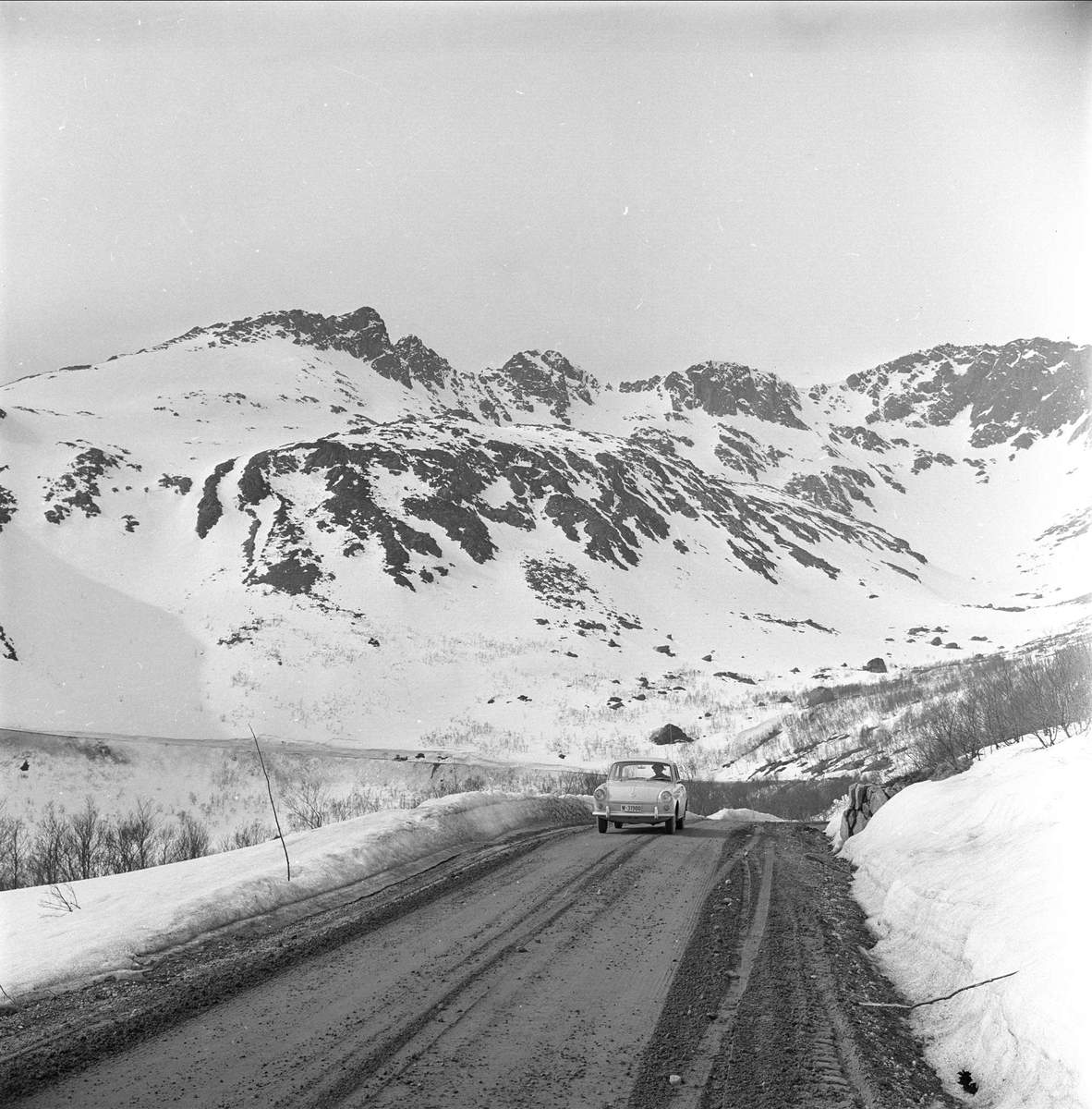 Lofoten, Nordland, april 1963. Vei og lastebil i landskap.