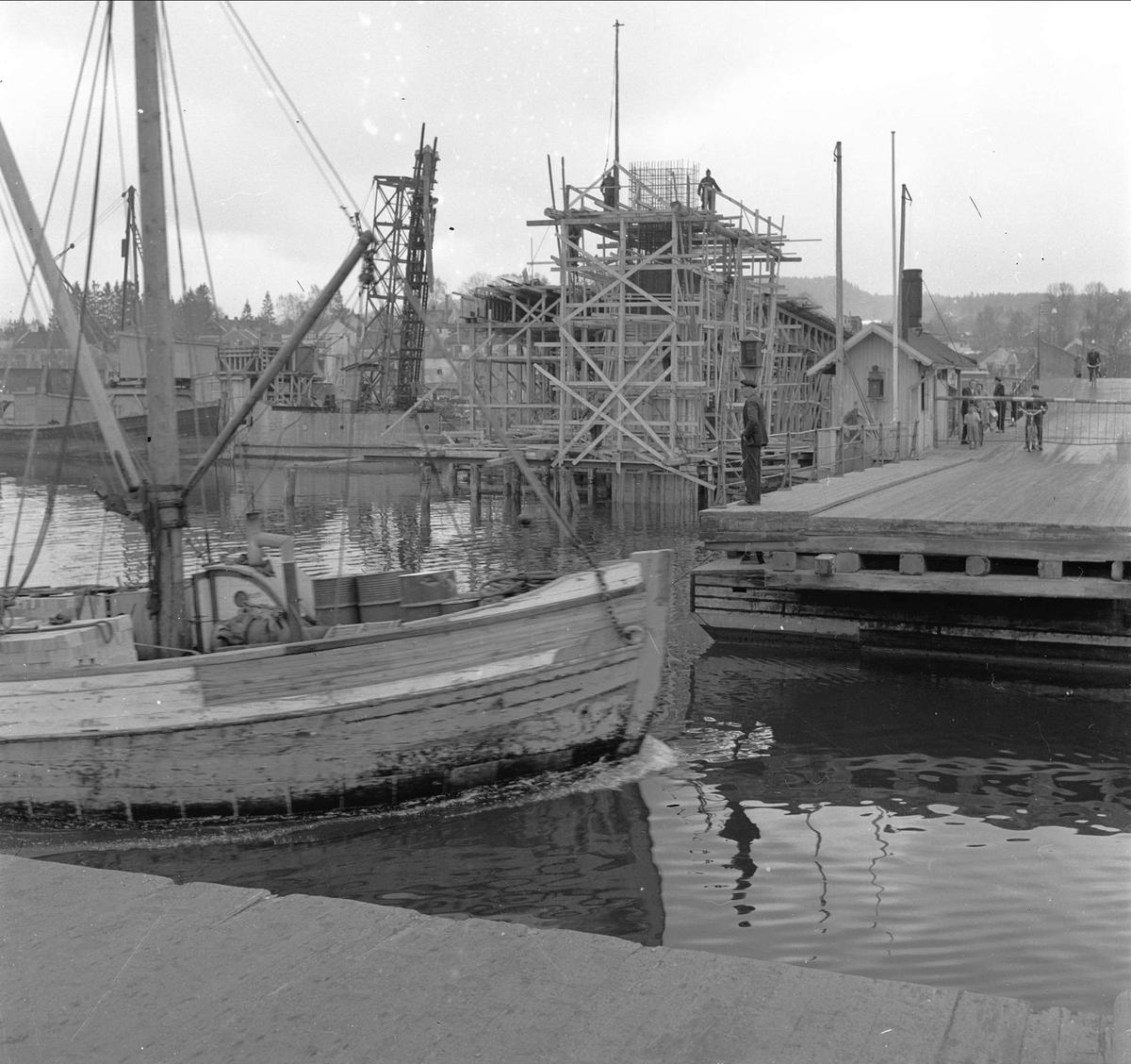 Porsgrunn, Telemark, 19.04.1956. Brubygging og båt.