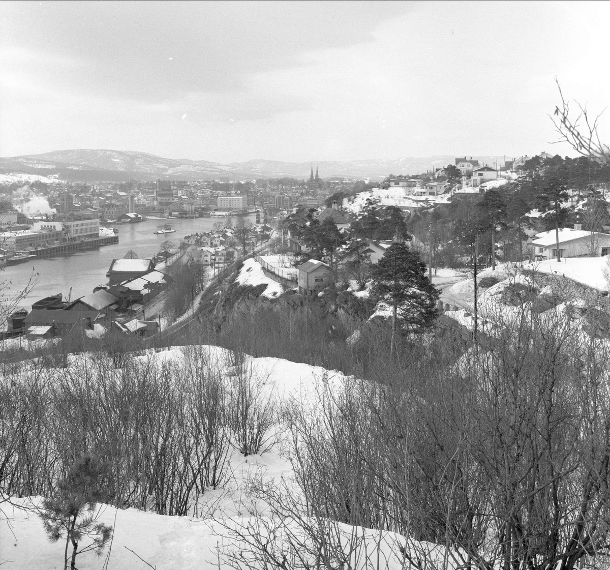 Skien, Telemark, mars 1958. Byjubileum. Bebyggelse og landskap.