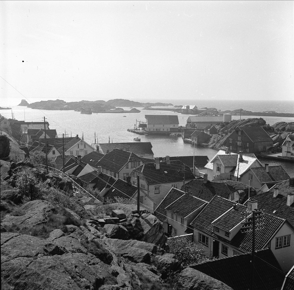 Skudeneshavn, Karmøy, Rogaland, 29.05.1954. Bebyggelse rundt havn.