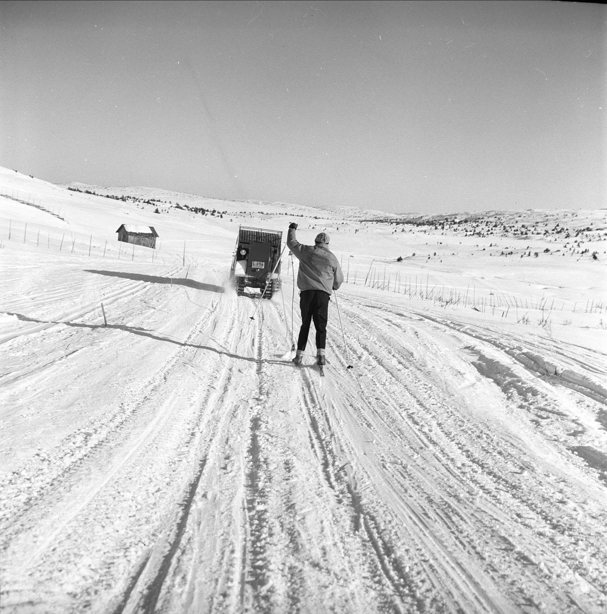 Sjusjøen, Ringsaker, Hedmark, 25.03.1964. Hytter på fjellet. Mann og kjøretøy.