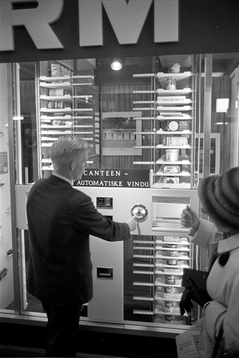 Husholdningsutstilling i messehallen, Sjølyst, Oslo, oktober 1963. Matautomat.