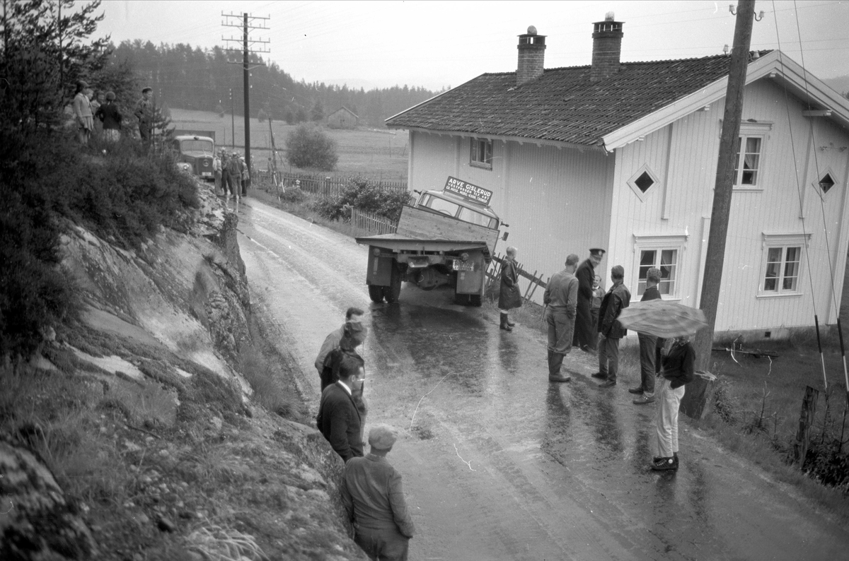 Lastebil utfor veien, Svene, Numedal, juni 1963.