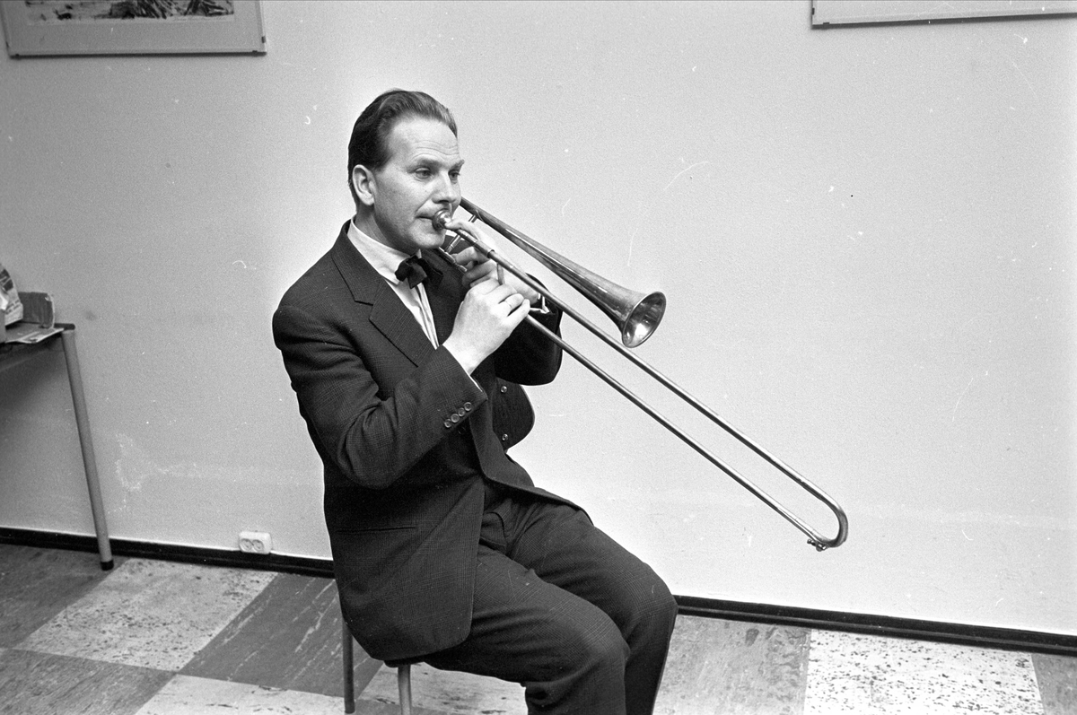 Mann spiller trombone, 30.03.1965. Gunnar Rugstad